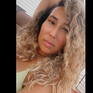 Meet your Posher, Thalia